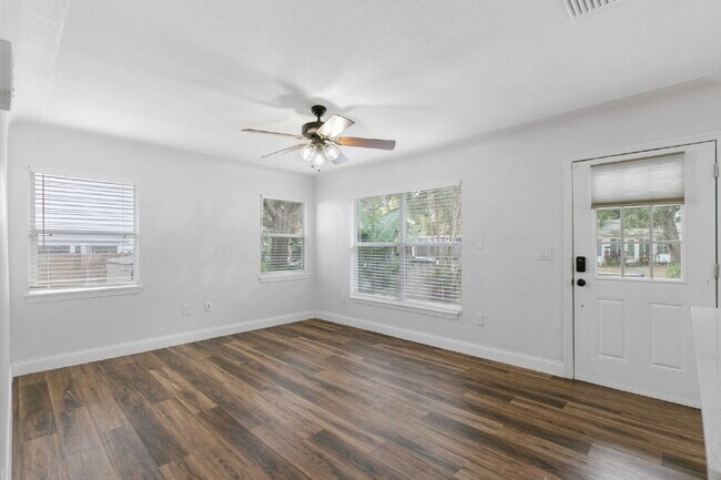 Foto del edificio - FULLY FENCED Home For Rent in St Petersburg!