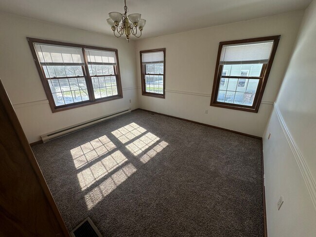 Building Photo - Spacious 3 bedroom room home with AC and f...