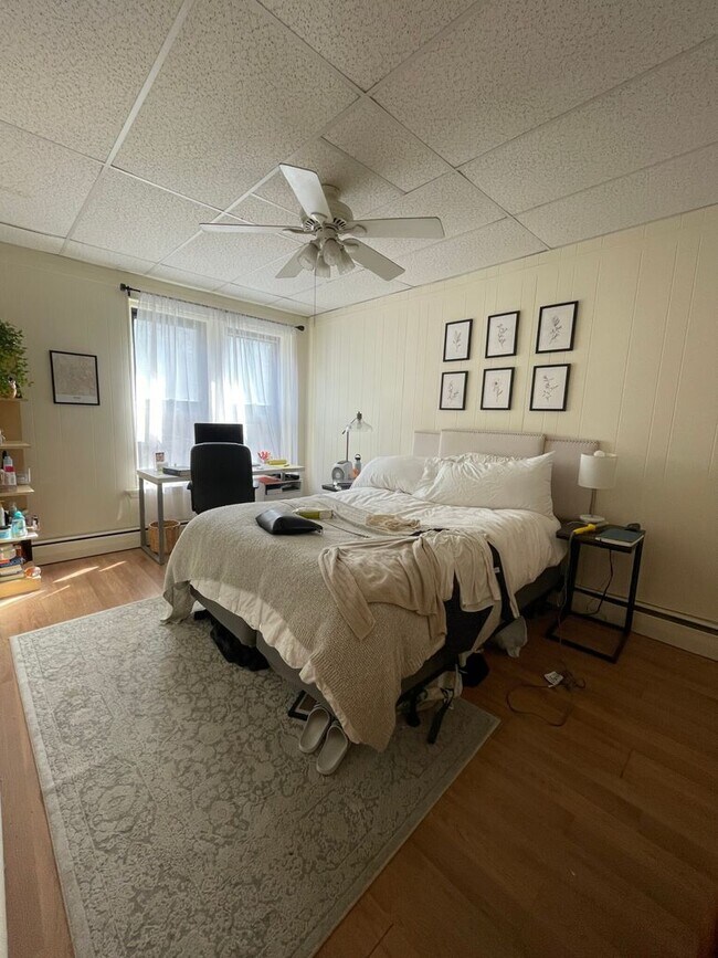 Foto del edificio - Spacious 3 Bedroom with no Living Room or ...