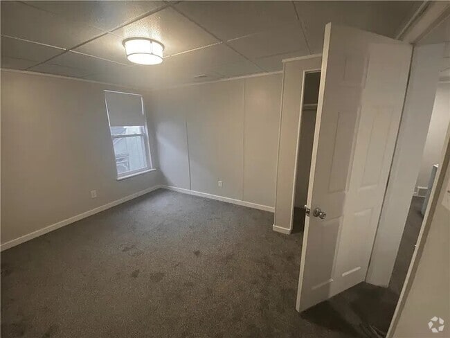 Building Photo - 406 College Ave
