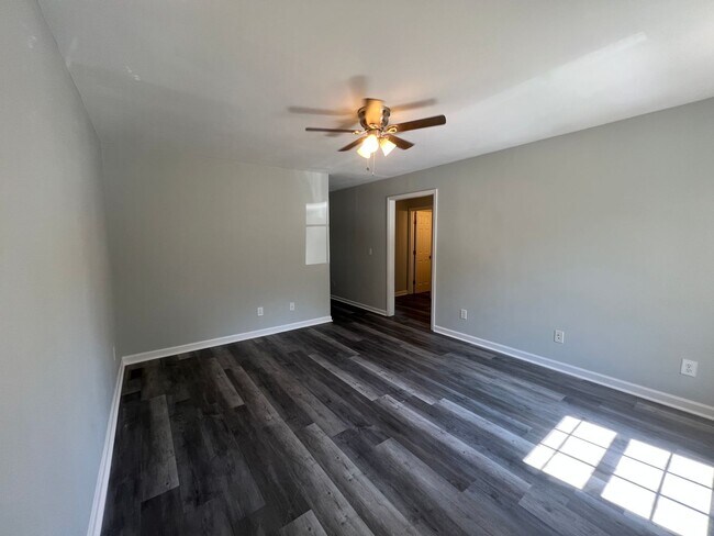 Foto del edificio - 2 Bedroom Duplex House with Yard
