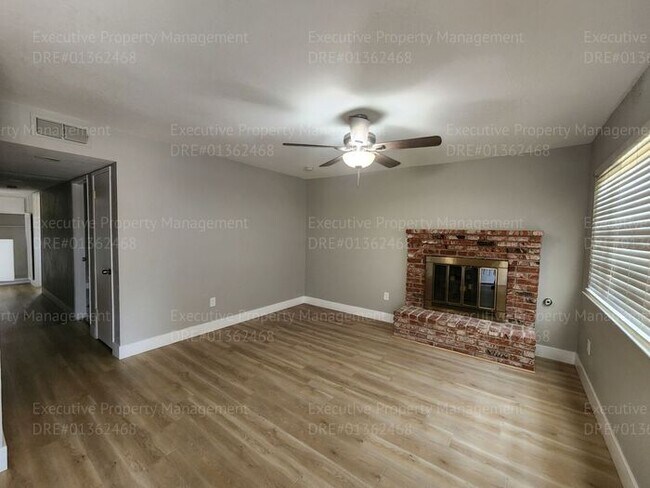 Foto del edificio - 4 bedroom 2 bath great location.