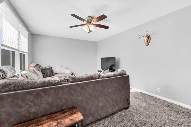 Building Photo - 215 Aster Dr