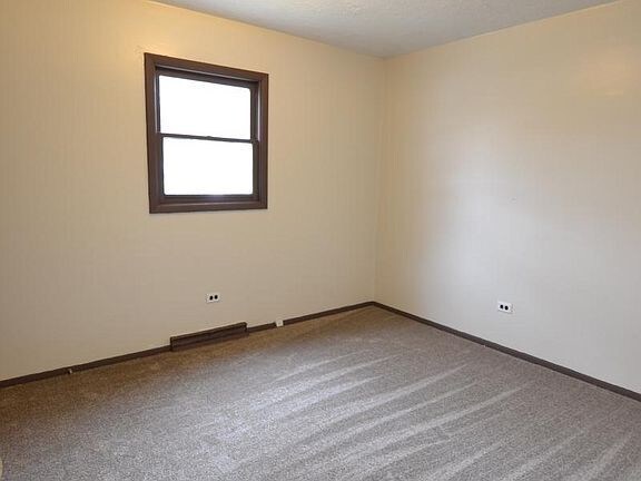 Building Photo - 3 bedroom and 1 bathroom house