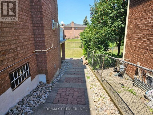 Building Photo - 16 Vineyard Ct