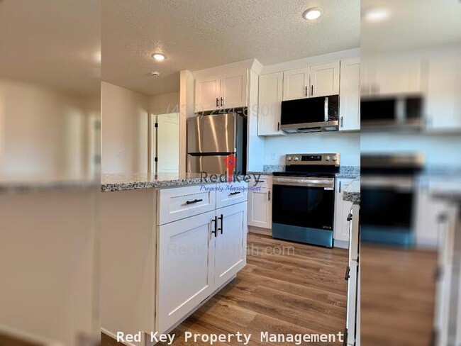 Building Photo - 600 N Duplex NEW