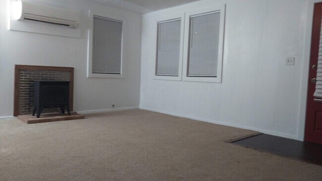 Living Room - 535 Hillcrest Loop