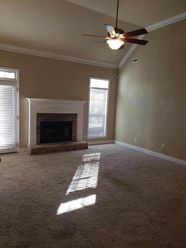 Building Photo - 426 Stillwood Dr