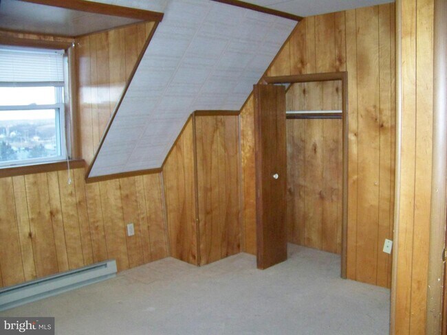 Building Photo - 831 Newport Ave