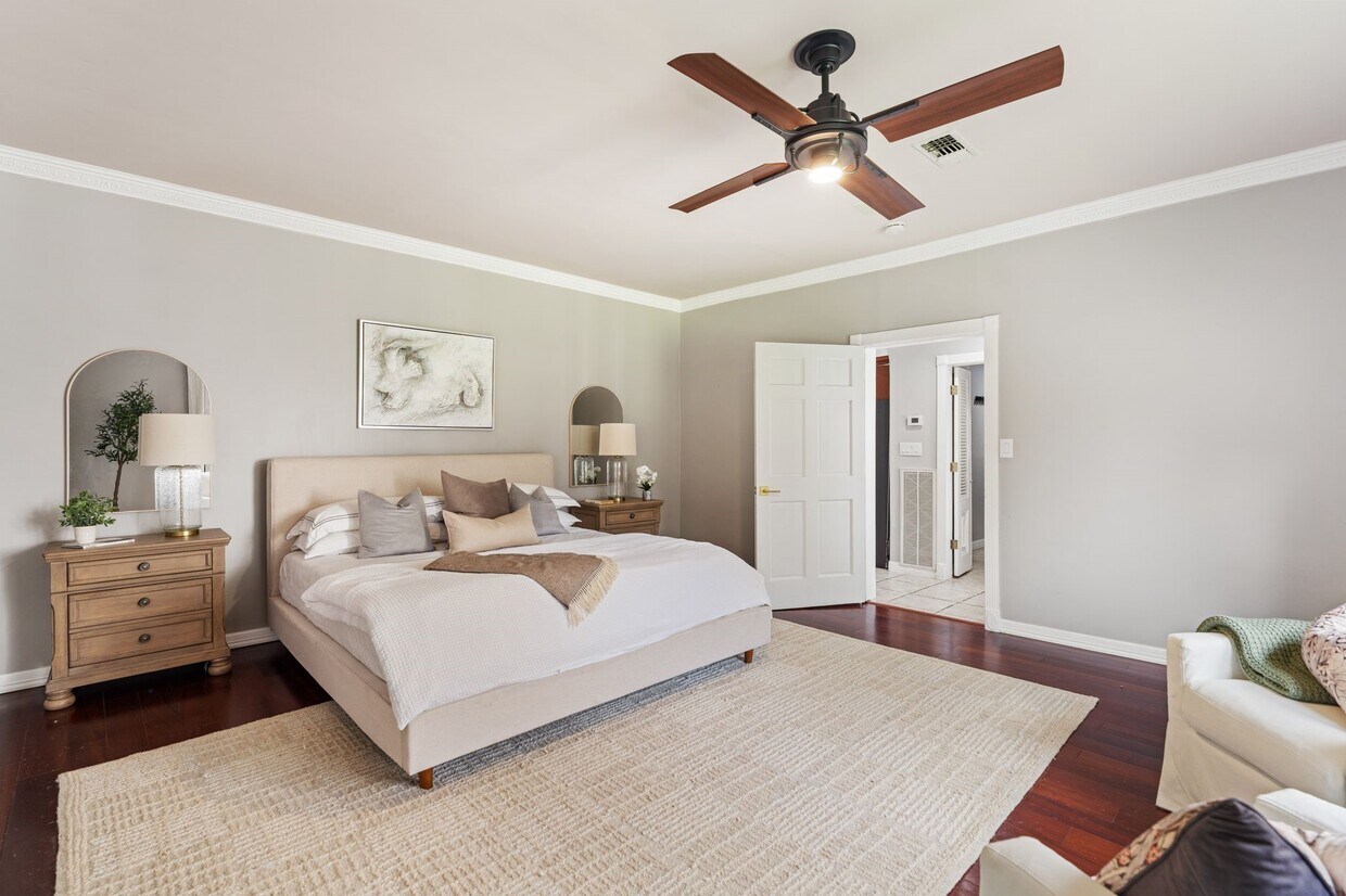 Foto del edificio - 718 Garden Oaks Blvd