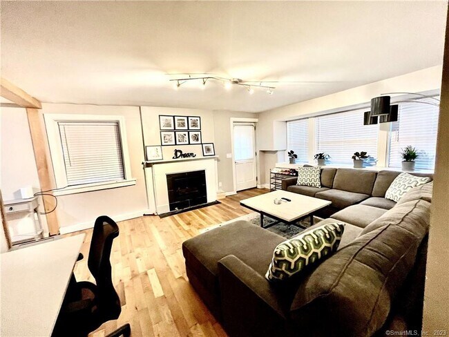 Building Photo - 548 Chapel St