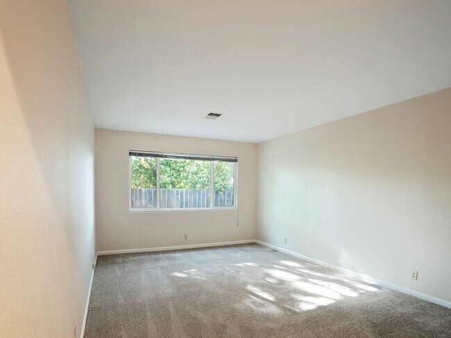 Building Photo - Single Level Ranch Home In Desirable Clayt...