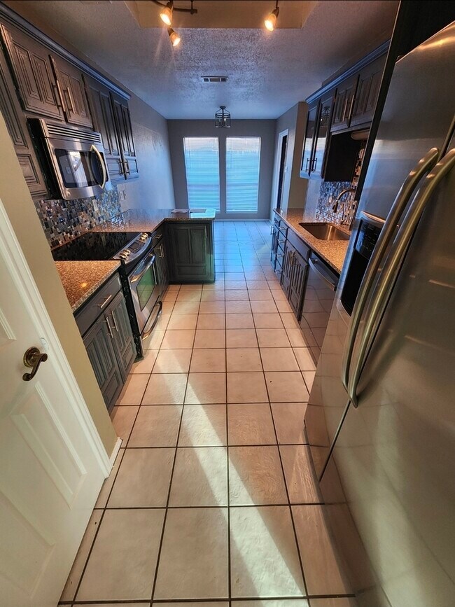 Foto del edificio - 3 bed 2 bath 2 car garage