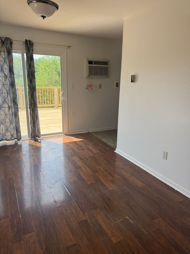 Foto del edificio - Spacious 4 Bedroom 2 1/2 bathroom Townhome
