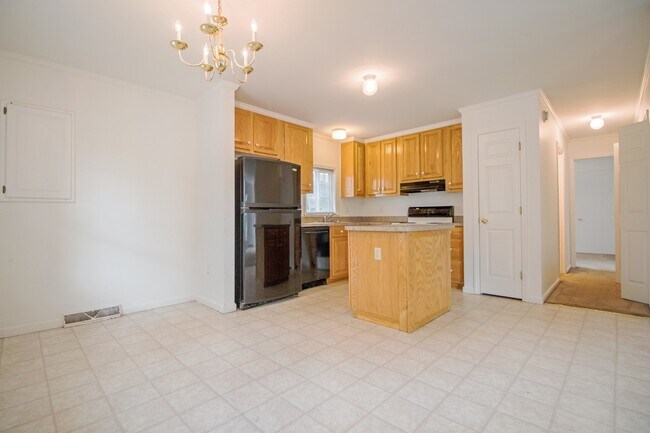 Foto del edificio - Located in Wiles Hill - Large 4 Bedroom House -  Available 8/05/2026