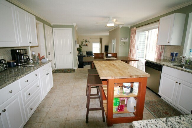Building Photo - 12 Briarwood Ln