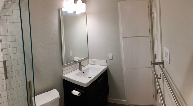 Excelente iluminación del baño - 3440 Willowrun Drive