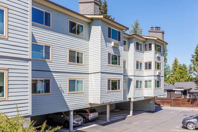 Building Photo - 9800 Roosevelt Way NE