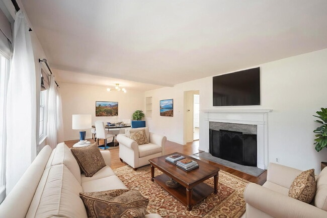 Foto del edificio - "Charming 2-Bedroom Duplex with Cozy Fireplace on Washington Blvd – Your Ideal Indianapolis Retre...