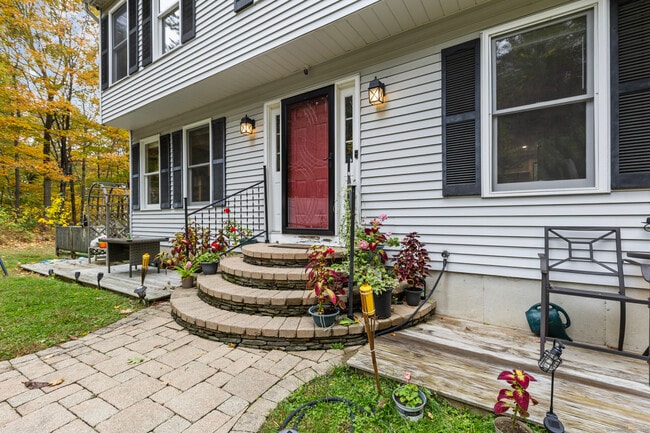 Building Photo - 36 Carriage House Dr