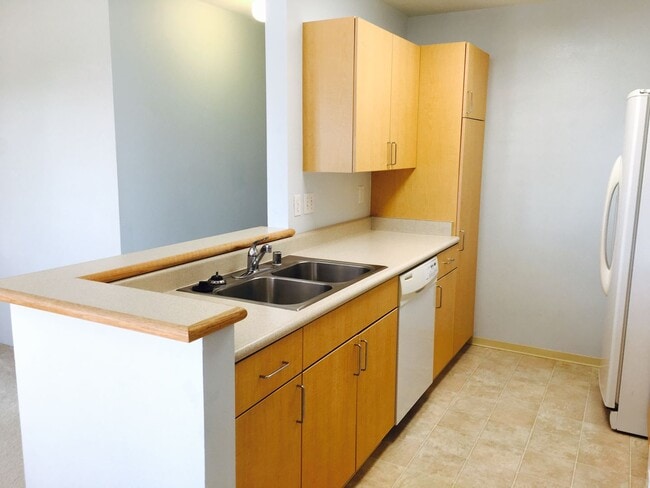Building Photo - 2 bed 1 Bath / Private courtyard / 2 tande...