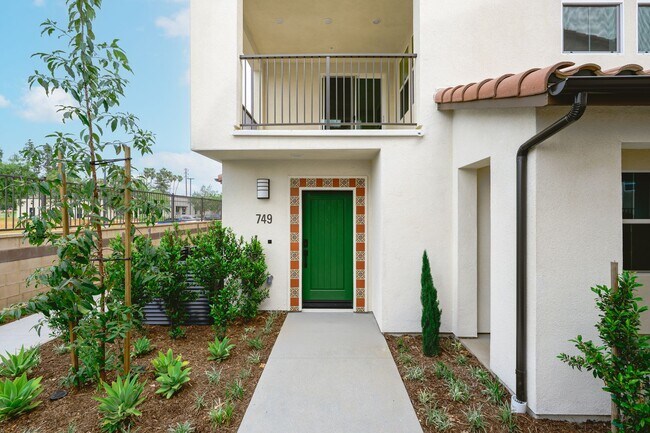 Foto del edificio - BRAND NEW 3 BEDROOM 2 BATH CONDO IN COVINA!