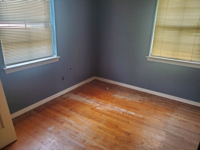 Building Photo - Available Now! 4Bed 1.5Bath NorthSide Home