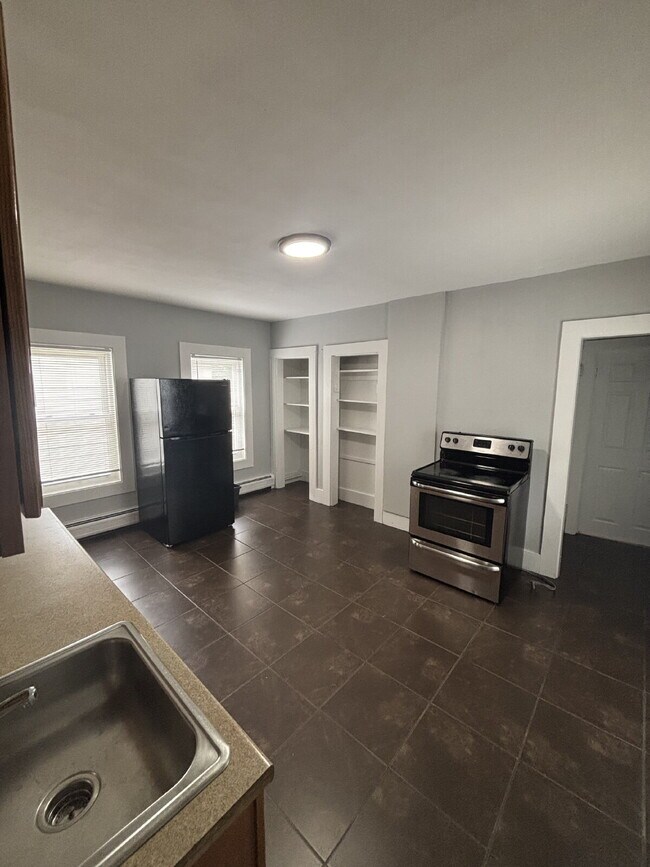 Foto del edificio - 2 Bedroom, 1 Bath Apartment – 38B Kinsley St, Nashua, NH – $1,600/month
