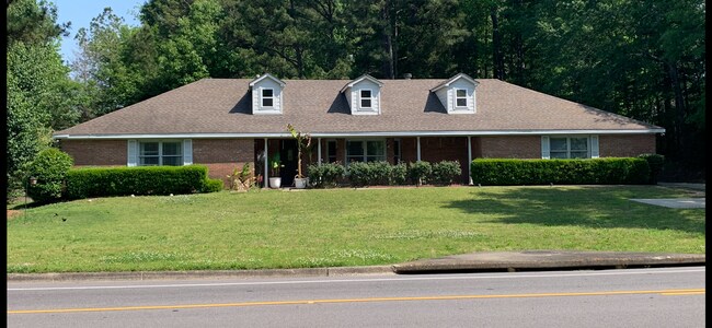 Foto del edificio - Spacious One Level Home on E. University