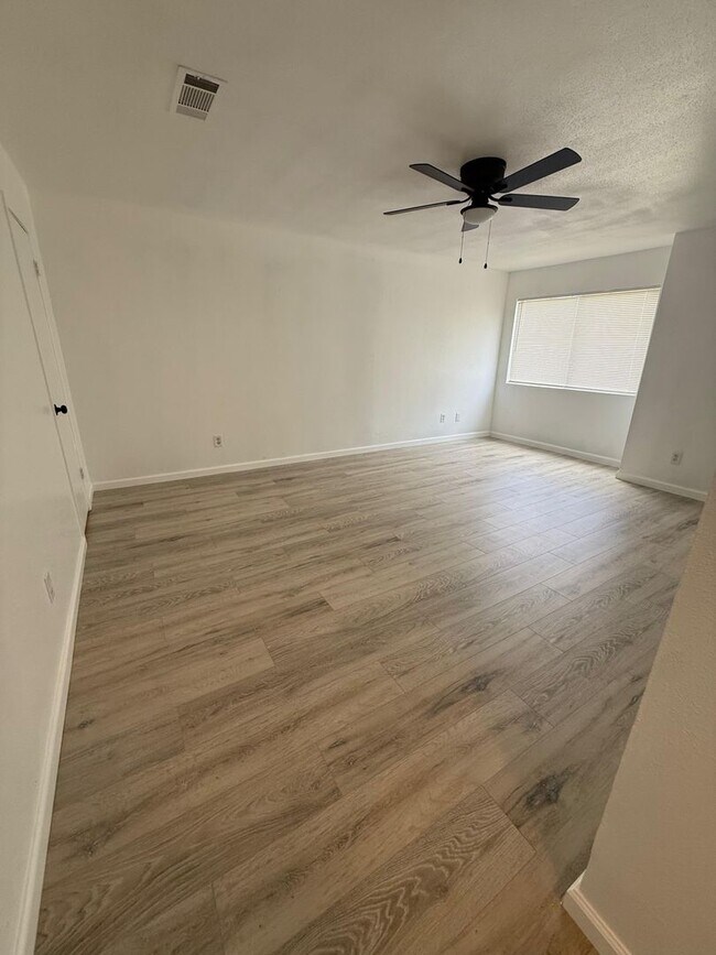 Foto del edificio - 6095 Fairmeadow Dr