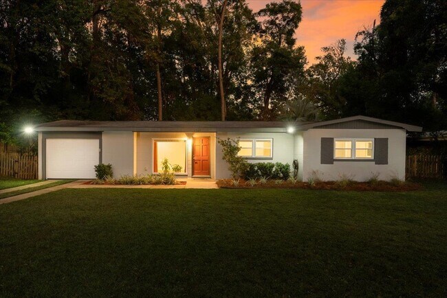 Foto del edificio - 1707 Hall Dr