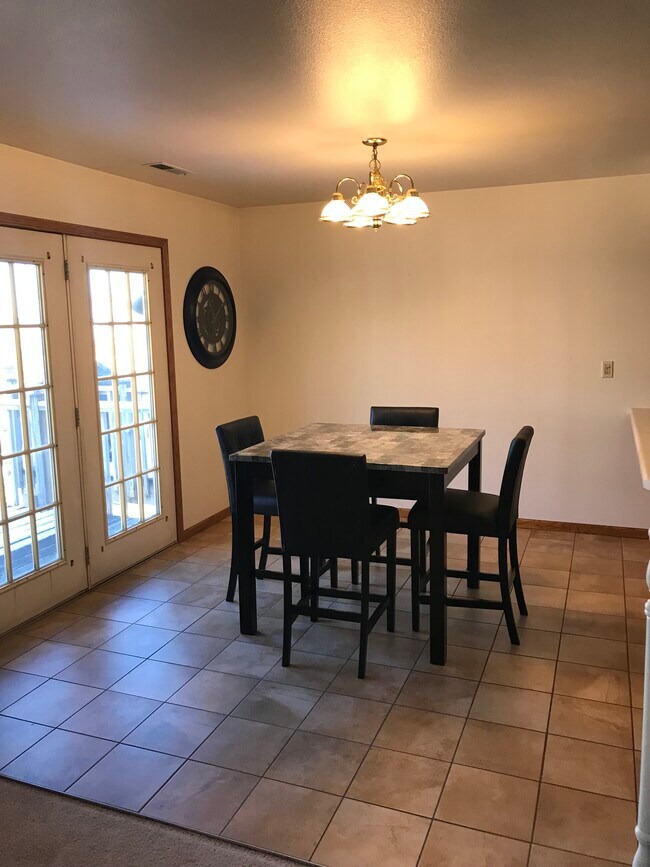 554 W 5th St Unit Apartment 3, Dubuque, IA 52001 Apartments in