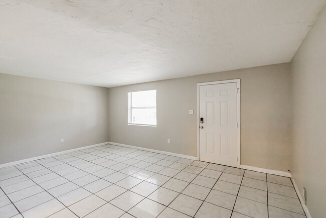 Building Photo - 2418 SW 6th Ct