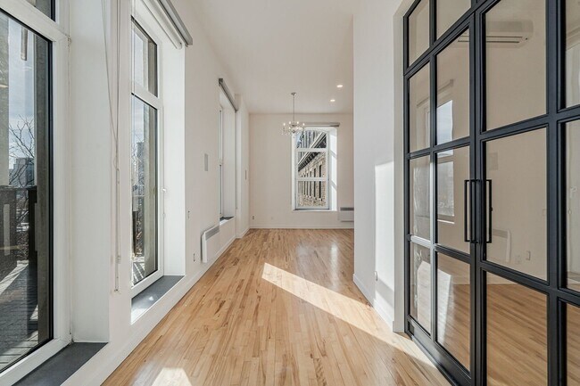 Building Photo - 244 Sherbrooke St E