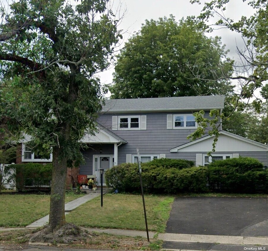 Foto principal - 443 Old Country Rd