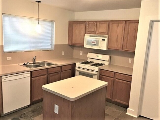 Building Photo - 26892 Wellington Ct
