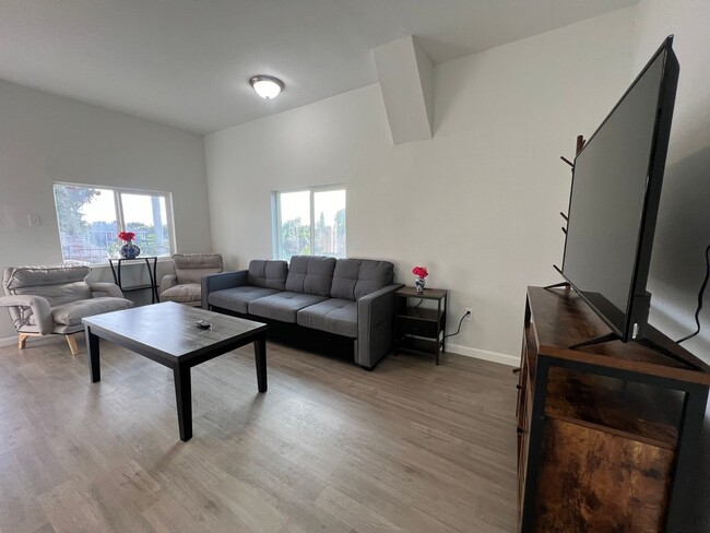 Foto del edificio - 3 Bedroom Available now in Oakland!