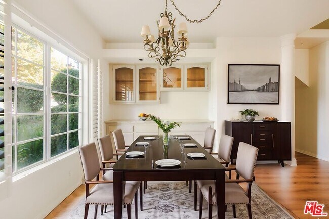 Foto del edificio - 3131 E Hillcrest Dr
