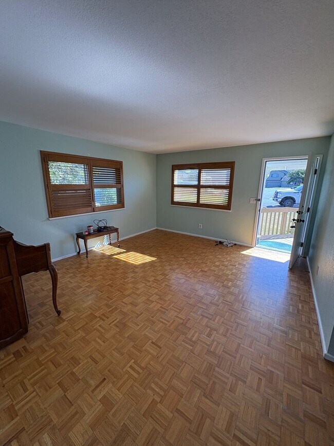 Building Photo - Three Bed Two Bath Arcata