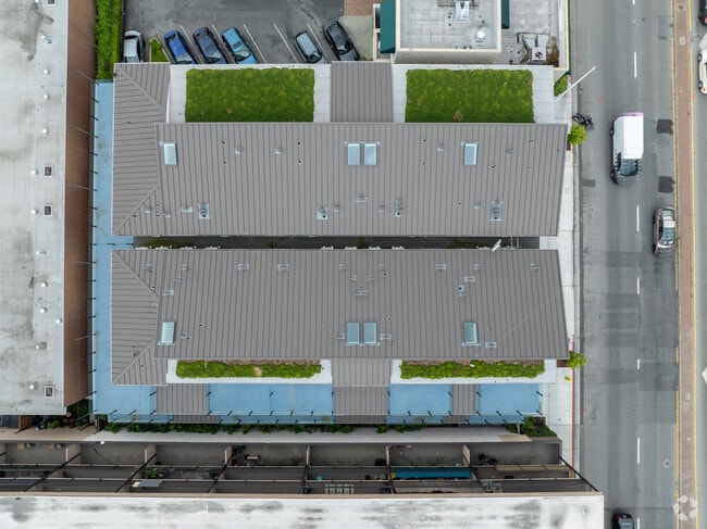 Building Photo - 910 Woodside Rd