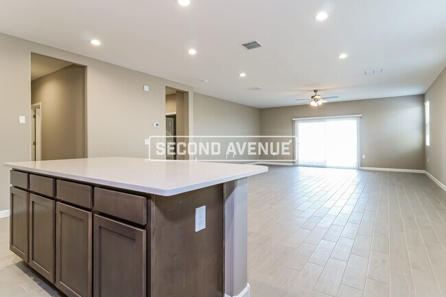 Foto del edificio - 24024 W Watkins St