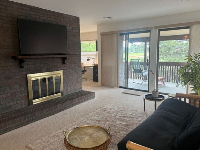 Foto del edificio - Quality Fully Furnished Apartment, All-Inc...