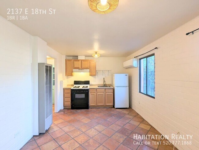 Building Photo - Gorgeous 1Bed/1Bath bungalow with a large ...
