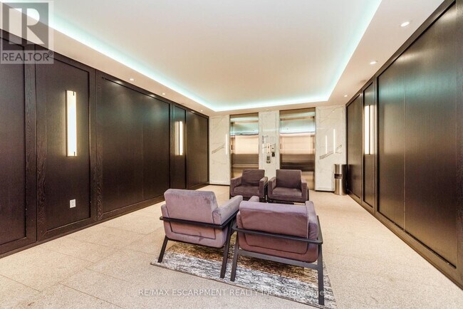 Building Photo - 488 University Ave