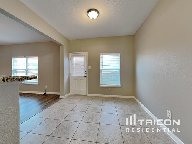 Foto del edificio - 1327 Tamarack Dr