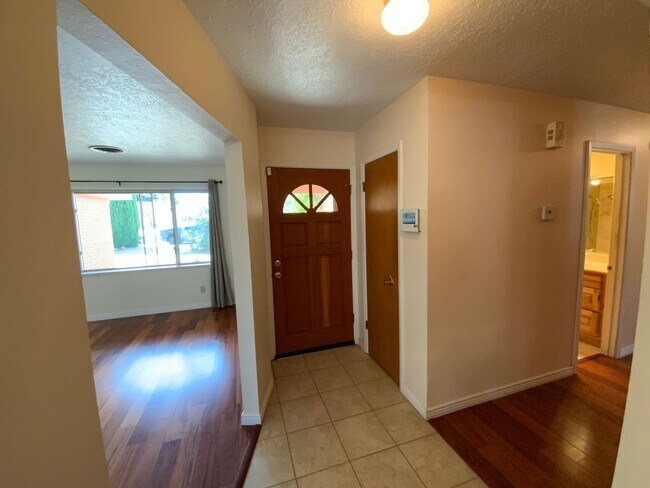 Foto del edificio - 3 Bedroom Single Story Home Available Near...