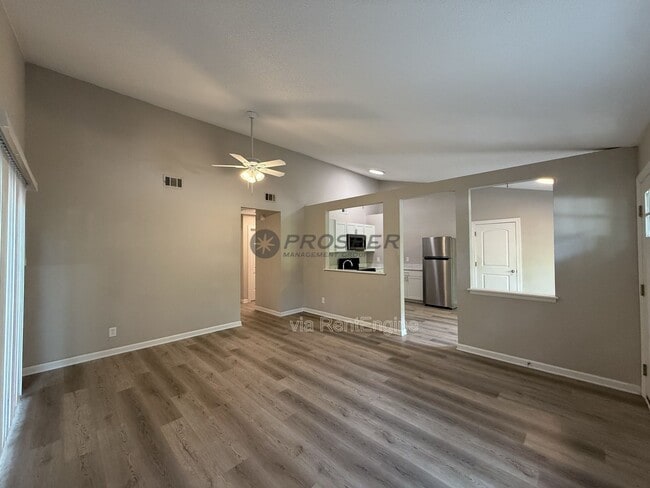 Building Photo - 1047 Oakcrest Dr