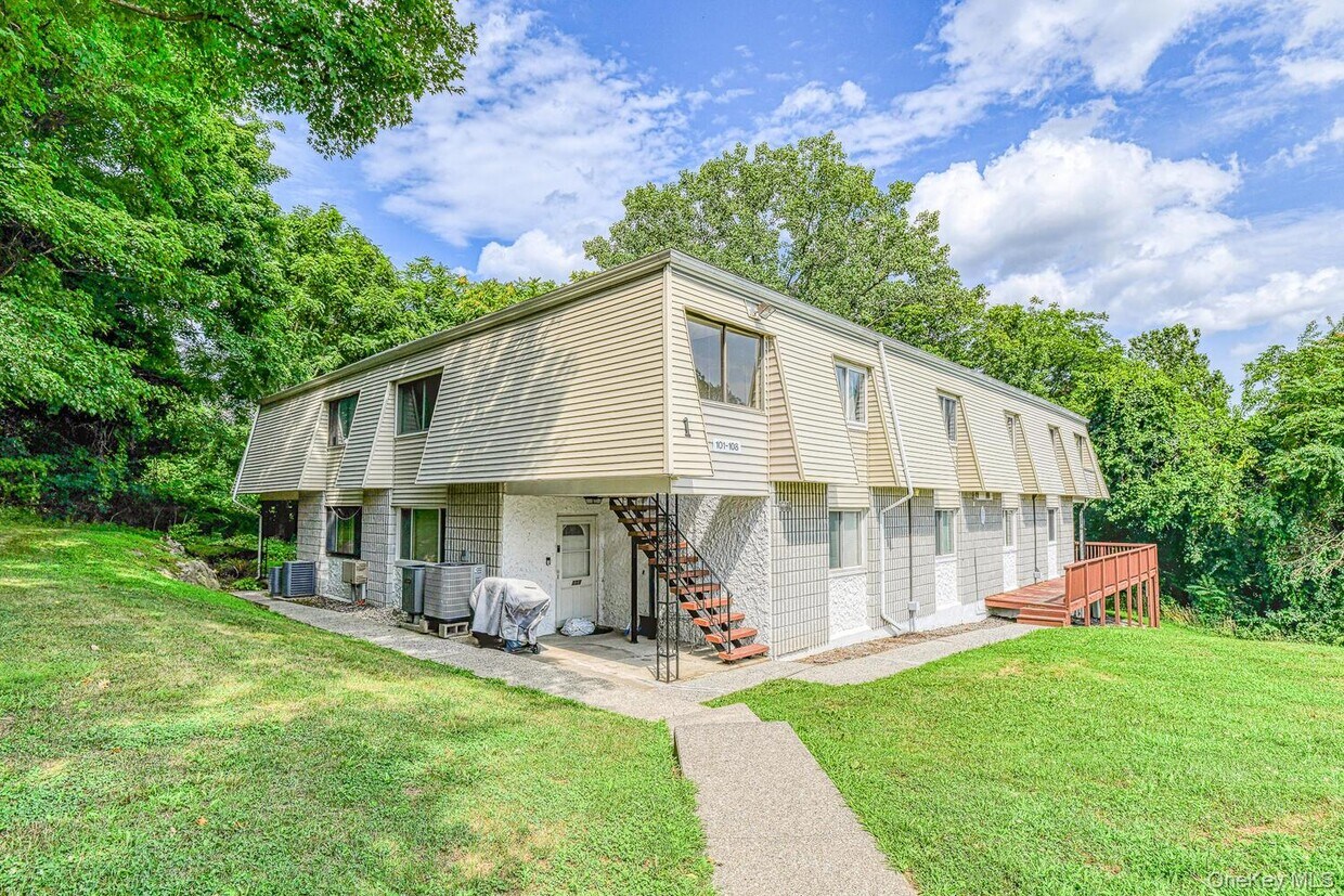 Primary Photo - 104 Baldwin Ln