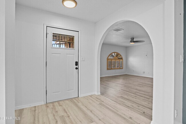 Foto del edificio - 1821 Ed White Way