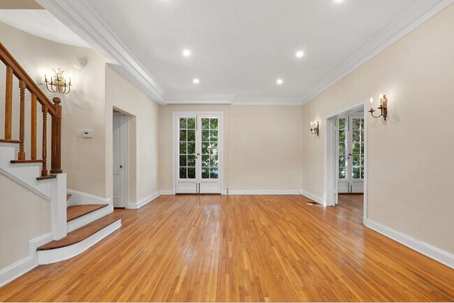 Building Photo - 420 S Beverwil Dr